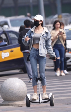 平衡车女孩拥有着性感的身材-11P