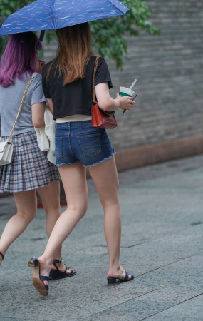 漂亮的热裤美女