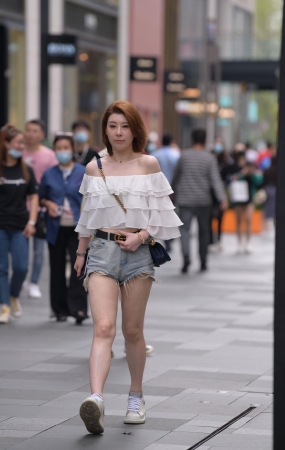 牛仔热裤妹子