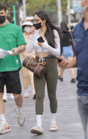 绿色瑜伽裤美女