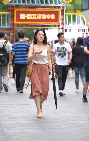 街拍拿着雨伞的美女