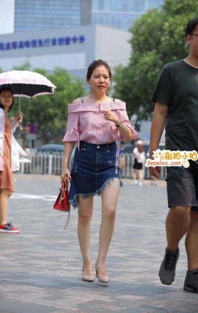牛仔裙少妇