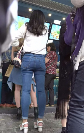 紧身蓝色牛仔裤白衬衫好身材街拍美女姐姐美臀