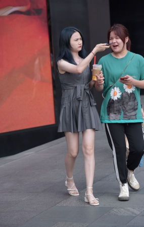 裙子的美女
