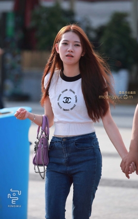 紧身牛仔裤，美女