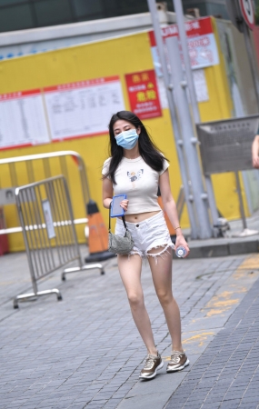 白色热裤妹子