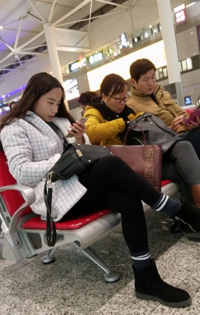 高铁站候车的黑色紧裤长发兔牙美眉