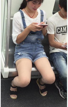 地铁偶遇吊带牛仔热裤文静小美女
