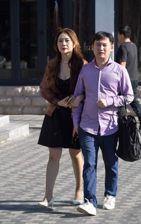 街拍丰腴的浅灰丝美妇