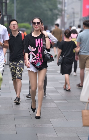 搭讪肉丝大长腿小姐姐