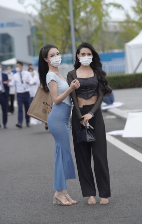高挑蓝色长裙美女