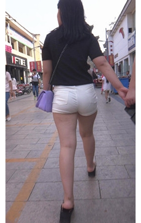 白色紧身小热裤