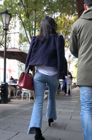 紧身牛仔喇叭裤性感美女姐姐