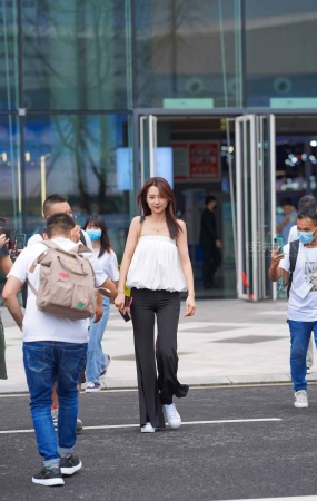 搭讪街拍喇叭长裤美女