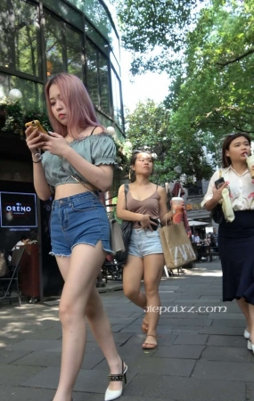 4K – 高颜值好身材街拍热裤吸烟女孩 [1.35 GB/MP4]