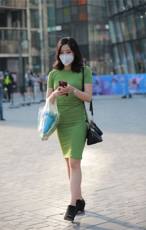 玻璃街拍作品 – 绿色包臀裙漂亮小姐姐