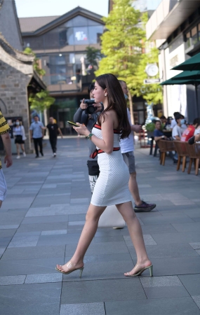 视觉冲击街拍作品 – 裹胸性感的天然美女