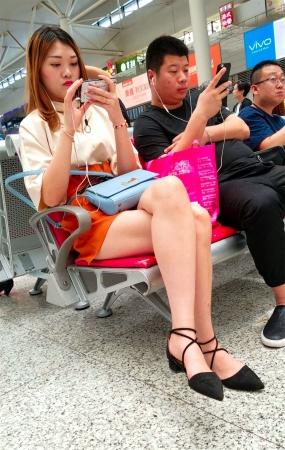 长腿美女等高铁