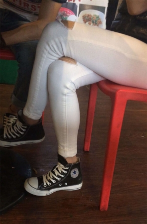性感的小妹，白色牛仔裤美女