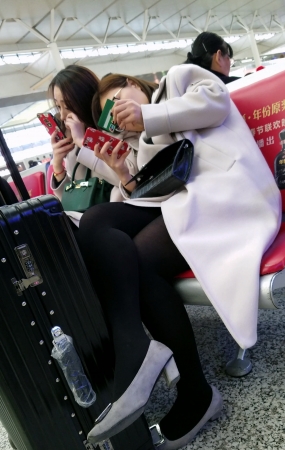 高铁站候车的黑色丝袜丰满大腿少妇