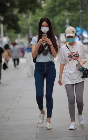 街拍紧牛蜜桃臀美眉