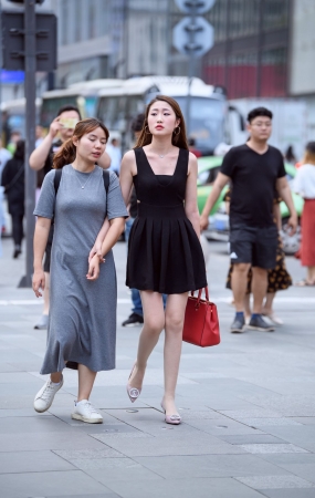黑色短裙高跟鞋肉丝美女