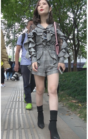 黑色短靴小姐姐