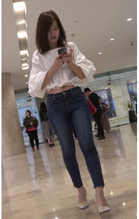 白衣牛仔裤小妹