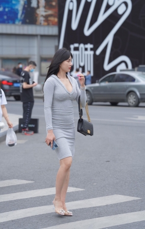 高挑美女 有着说不清的妩媚