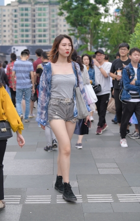吊带美女