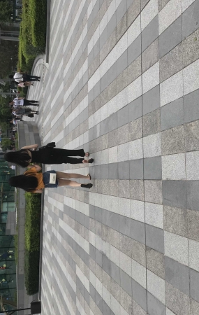 黑色露背皮肤白皙的小美女