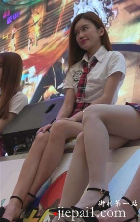 甜美学生制服长腿萝莉小美女。