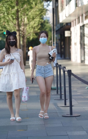 清爽靓丽牛仔短裤