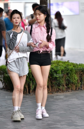 文静白皙热裤美女