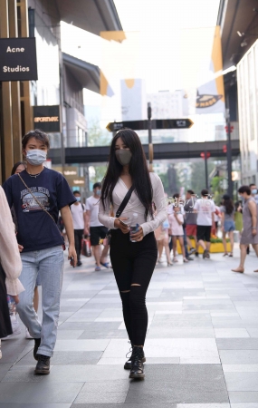 街拍黑色紧身裤美眉