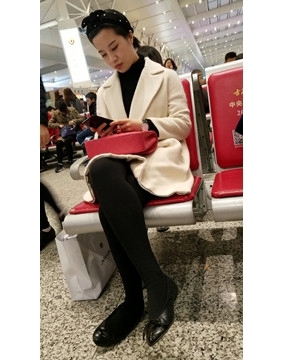 4k超清，候车室拍摄知性气质打底裤袜美女姐姐