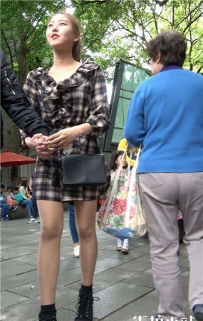 4K – 格子衬衫街拍丝袜美妞 [1.56 GB/MP4]