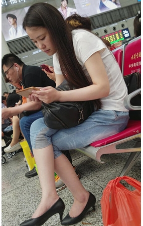 黑鞋牛仔裤妹子