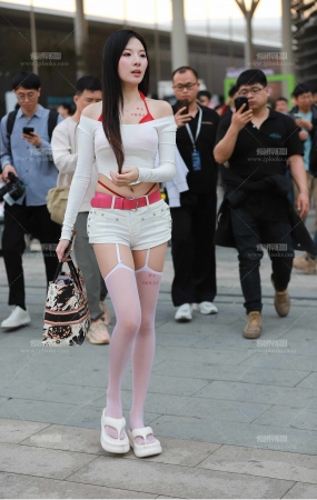 白丝美女下班众人围观
