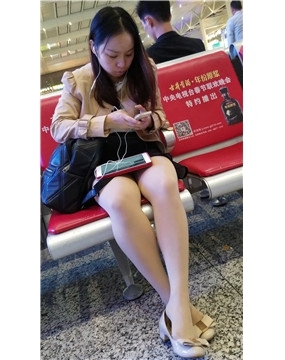 4k-丝袜美腿美眉光顾着低头玩手机