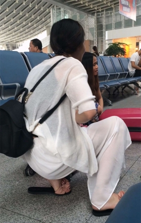 车站白色纱裙美眉若隐若现