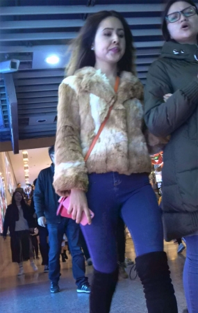 紧身牛仔美女姐妹