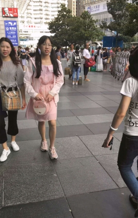 运动鞋粉群眼镜妹