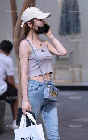 破洞紧牛小姐姐