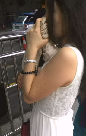 白色长连衣裙妹子