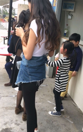 游乐场里170的黑色紧身裤大美女