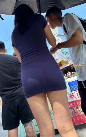 冰淇淋包臀妹