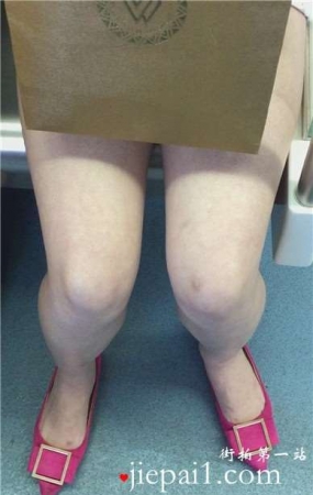 低头玩手机入迷的美女，腿腿真白。