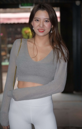 611白色紧身裤大长腿美女
