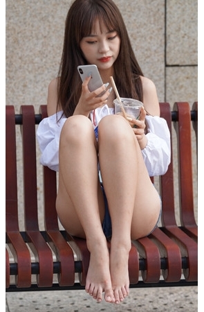 清新可爱的热裤女孩